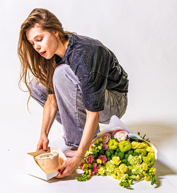 Kobieta przygotowująca sałatkę